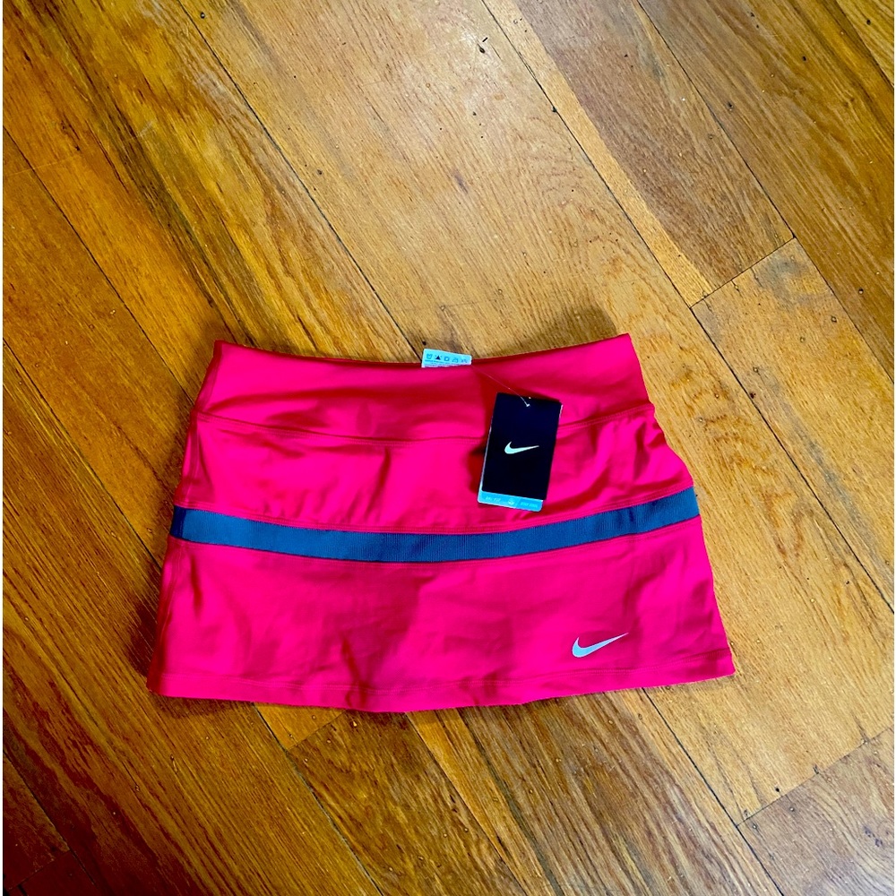 Women’s tennis size small